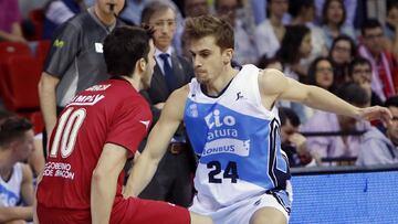 Sergi Garcia bota el bal&oacute;n ante Fran C&aacute;rdenas.