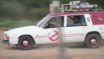 Los hermanos Jorba o Jorba Brothers, subidos al coche de los Cazafantasmas persiguiendo a sus bicis de Scott.