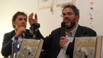Carlos Arribas y Pedro Delgado, durante la presentaci&oacute;n en Madrid el libro &#039;Oca&ntilde;a&#039;.