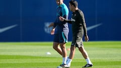 GRAFCAT5440. BARCELONA, 24/10/2023.- El entrenador del FC Barcelona, Xavi Hernandez, y el delantero Ferran Torres (i) durante el entrenamiento que el equipo azulgrana ha realizado este martes en la ciudad deportiva Joan Gamper para preparar el partido de Liga de Campeones que mañana disputará ante el Shakhtar Donetsk. EFE/Alejandro García
