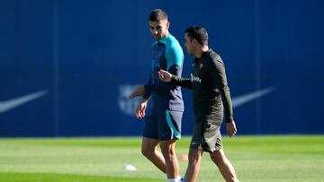 GRAFCAT5440. BARCELONA, 24/10/2023.- El entrenador del FC Barcelona, Xavi Hernandez, y el delantero Ferran Torres (i) durante el entrenamiento que el equipo azulgrana ha realizado este martes en la ciudad deportiva Joan Gamper para preparar el partido de Liga de Campeones que ma?ana disputar¨¢ ante el Shakhtar Donetsk. EFE/Alejandro Garc¨ªa