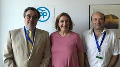 Francisco Parres, Silvia Valma&ntilde;a y Alfonso Trivi&ntilde;o posan tras la reuni&oacute;n que la Asociaci&oacute;n de Ciclistas Profesionales (ACP) mantuvo este mi&eacute;rcoles en el Congreso de los Diputados con representantes de los grupos parlamentarios del PP y Ciudadanos para &quot;lograr los consensos para sacar adelante&quot; la iniciativa #PorUnaLeyJusta, celebrando que se est&eacute; trabajando &quot;intensamente&quot; en algunas de las reformas en el C&oacute;digo Penal relacionadas con los accidentes de tr&aacute;fico con ciclistas, pero demandando tambi&eacute;n no dejar &quot;desamparadas a las v&iacute;ctimas&quot;.