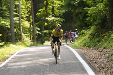 El británico Simon Yates, que empezaba el día a 1:21 del liderato, atacaba en los primeros kilómetros de la Finestre mientras Carapaz y Del Toro se marcaban mutuamente.