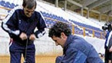 Isidro (agachado), en su etapa en León.