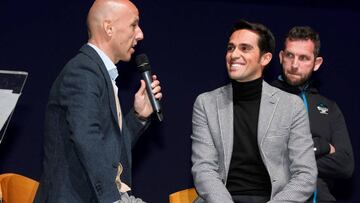 GRAF5389. PINTO (MADRID), 05/02/2018.- Alberto Contador (d), ganador de dos Tour de Francia, dos Giros de Italia y tres Vueltas a Espa&ntilde;a, y el conocido locutor de carreras ciclistas, Juan Mari Guajardo (i), durante la puesta de largo de la temporad