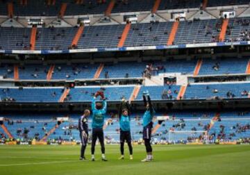 Iker Casillas calentando junto a sus compa&ntilde;eros antes del partido ante el Levante.