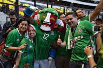 Así vivió la gente el encuentro de eliminatoria mundialista entre la selección mexicana y su similar de Honduras en el Estadio Azteca.