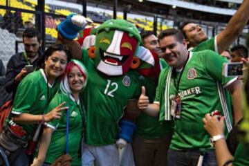 Así vivió la gente el encuentro de eliminatoria mundialista entre la selección mexicana y su similar de Honduras en el Estadio Azteca.