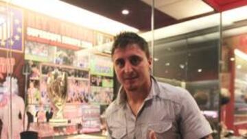 <b>CONTENTO. </b>El nuevo jugador del Atlético en el museo.
