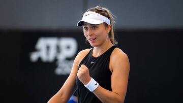 La tenista española Paula Badosa en acción contra Kaia Kanepi de Estonia durante la segunda ronda del Torneo de Adelaida, el 11 de enero de 2023.