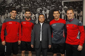 Galca says &#039;cheese&#039; with RCD Espanyol president Chen Yansheng 