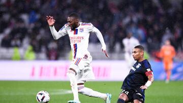 Ekambi conduce el balón durante un partido contra el Estrasburgo.