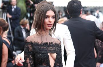 Emily Ratajkowski posa para los fot¨®grafos en el Festival de Cannes 2017