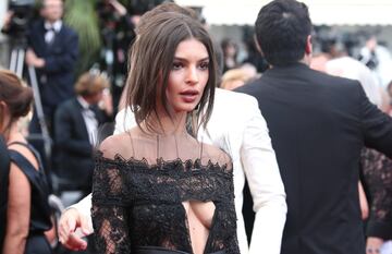 Emily Ratajkowski posa para los fotógrafos en el Festival de Cannes 2017