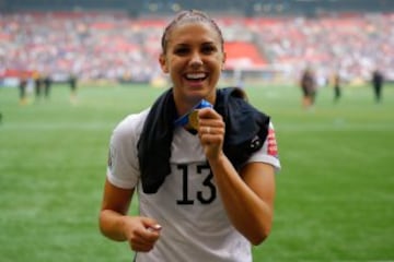 Es una futbolista estadounidense. Juega como delantera en el equipo de fútbol femenino de los Estados Unidos.