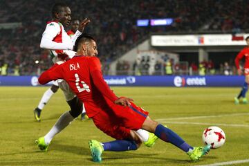 Futbol, Chile vs Burkina Faso.
Partido amistoso 2017.
El jugador de Chile Mauricio Isla,  decÃ­a,  juega el balÃ³n contra Burkina Faso durante el partido amistoso  en el estadio Nacional.
Santiago, Chile.
02/06/2017
Marcelo Hernandez/Photosport***************

Football, Chile vs Burkina Faso.
Friendly match 2017.
Chile's player Mauricio Isla,, right,  play the ball  during friendly match against Burkina Faso at Nacional stadium in Santiago, Chile.
02/06/2017
Marcelo Hernandez/Photosport