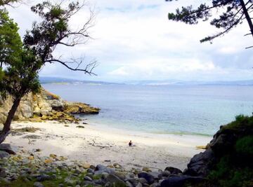 Las Islas Cíes constituyen un paradisiaco entorno cada vez más popular. Algunas publicaciones internacionales como The Guardian aseguran que la playa de Rodas es la mejor del mundo, pero no hay que perder de vista la de Figueiras, menos conocida pero igualmente maravillosa.