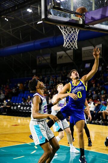 En el segundo partido ante el filial de los Hornets, Davis tuvo un doble-doble de 14 puntos y 13 rebotes.