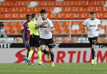 2-3. Carlos Soler celebra el segundo gol.