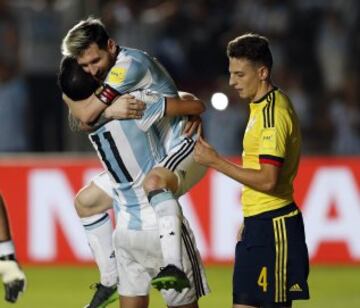 La Selección Argentina venció 3-0 a Colombia en San Juan, resultado que deja a la tricolor sexta en la tabla con 18 puntos.