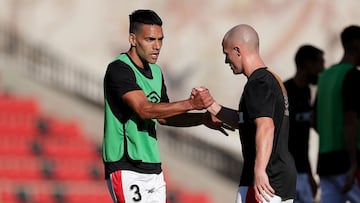 Falcao Garc&iacute;a e Isi Palaz&oacute;n antes de un partido de Rayo Vallecano.