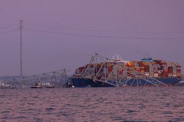El barco responsable del accidente, de gran tamaño, es el Dali, un carguero con bandera de Singapur.