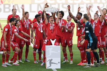 El jugador Joshua Kimmich celebra el campeonato de liga. 