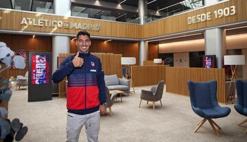 Luis Suárez en las oficinas del Átlético.