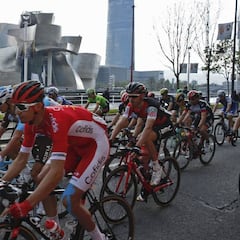 Contador sobrevive a una caída y un pinchazo y gana Roglic