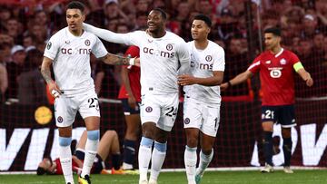 Soccer Football - Europa Conference League - Quarter Final - Second Leg - Lille v Aston Villa - Stade Pierre-Mauroy, Villeneuve-d'Ascq, France - April 18, 2024 Aston Villa's Ollie Watkins, Morgan Rogers and Jhon Duran celebrate their first goal scored by Matty Cash REUTERS/Stephanie Lecocq