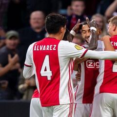 Edsón Álvarez obsequió su jersey a familia mexicana