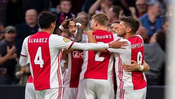 El jugador del Ajax regaló su playera a dos aficionados de nuestro país tras la victoria de su equipo 4-1 sobre el Hereneveen.