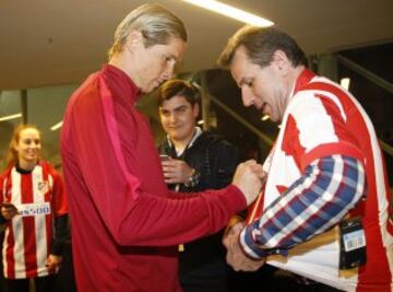 Fernando Torres con aficionados. 