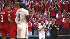 El Dinamarca-B¨¦lgica se par¨® para homenajear a Eriksen