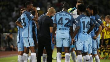 Guardiola charla con sus jugadores en un descanso.