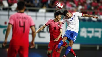 DAEJEON, 06/06/2022.- Tomas Alarcón (d), de Chile, cabecea por el balón con Hwang Inbeom, de Corea del Sur, durante el partido amistoso de fútbol que sus selecciones disputaron en el estadio de Daejeon, Corea del Sur, este lunes. EFE/ Jeon Heon-kyun
