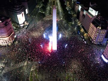 Los aficionados de River celebran el triunfo de su equipo en la Final de la Copa Libertadores ante Boca en la Plaza del Obelisco.