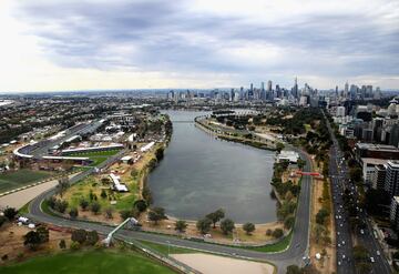 Se viaj車 a Melbourne y Albert Park recibi車 al Gran Circo, pero todo lo que pudo salir mal, fue peor. A las pocas horas de que el personal del paddock se desplegase en Australia, la OMS declar車 la pandemia. La suspensi車n de la NBA encendi車 la mecha. Lewis Hamilton cuestion車, el jueves previo a la carrera, que se fuese a celebrar el primer gran premio del a?o en esas circunstancias. Por la noche, McLaren confirm車 el positivo de uno de sus trabajadores, que ten赤a s赤ntomas, y se desat車 el caos. Los jefes de equipo decidieron a 迆ltima hora que no se correr赤a. El viernes, a primera hora, a迆n hab赤a aficionados haciendo cola a las puertas, pero no rodar赤a ning迆n monoplaza. La cancelaci車n se anunci車 oficialmente en una multitudinaria rueda de prensa, a la entrada del paddock. Y la F1 recogi車 sus b芍rtulos y se prepar車 para el invierno m芍s fr赤o.
