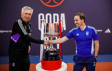Ancelotti y Arrasate se saludan ante el trofeo de la Copa del Rey.