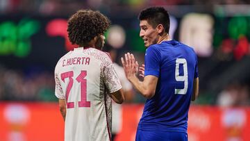 César Huerta y Odiljon Khamrobekov durante el partido Méxicovs Uzbekistan, Amistoso Internacional, en el Estadio Mercedes Benz, el 12 de septiembre de 2023.