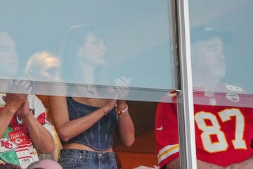 La cantante nacida en West Reading, un borough ubicado en el condado de Berks en el estado estadounidense de Pensilvania, ha vuelto a las gradas del Arrowhead Stadium para apoyar una temporada más a su novio, Travis Kelce y su amigo Patrick Mahomes durante el duelo entre Kansas City Chiefs y los Baltimore Ravens.