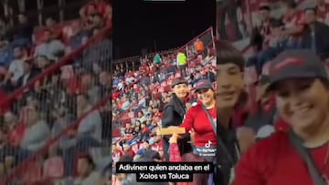 Vídeo: Vendedor de cervezas es confundido con Peso Pluma en el Estadio Caliente