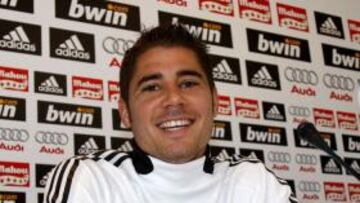 <b>POLÉMICA FOTO.</b> El jugador del Real Madrid asegura que también se haría la fotografía con Florentino Pérez.