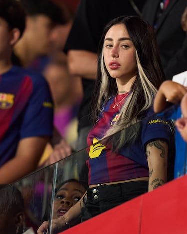 La cantante argentina, Nicki Nicole, en el palco del estadio Johan Cruyff disfrutando del Trofeo Gamper entre el Fútbol Club Barcelona y el Como.