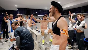 Sergi Gómez, con el brazalete de capitán y la 'txapela', en el vestuario del Espanyol en Ipurua.