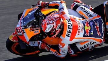 GRAFCVA9740. CHESTE, 16/11/2019.- El campeón del mundo de MotoGP, el piloto español Marc Márquez, rueda en el circuito Ricardo Tormo este sábado en la tercera sesión de entrenamientos del Gran Premio de la Comunitat Valenciana. Márquez ha marcado el segundo tiempo más rápido por detrás del francés Quartararo. EFE/Manuel Bruque