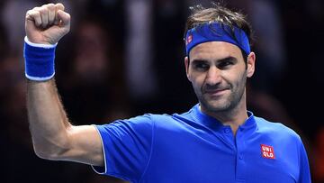 Roger Federer celebra su victoria ante Kevin Anderson en su partido de la fase de grupos de las ATP World Tour Finals en el O2 Arena de Londres.