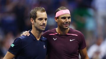 El tenista francés Richard Gasquet y el español Rafa Nadal posan antes de su partido en el US Open 2022.