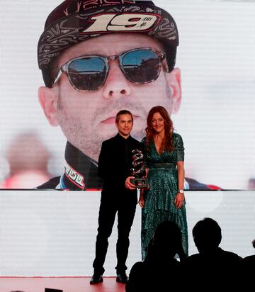 Álvaro Bautista, campeón del mundo de Superbikes, recibe el trofeo que le entrega Pilar Gil, directora general financiera de PRISA.