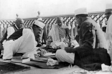 Tras casi nueve meses en la cárcel, Gandhi sale gracias al Pacto Gandhi–Irwin. Este pacto puso fin a la campaña de desobediencia civil y permitió a Gandhi participar en la Conferencia de la Mesa Redonda en Londres.
Su liberación marcó un momento clave en la lucha pacífica por la independencia de la India.